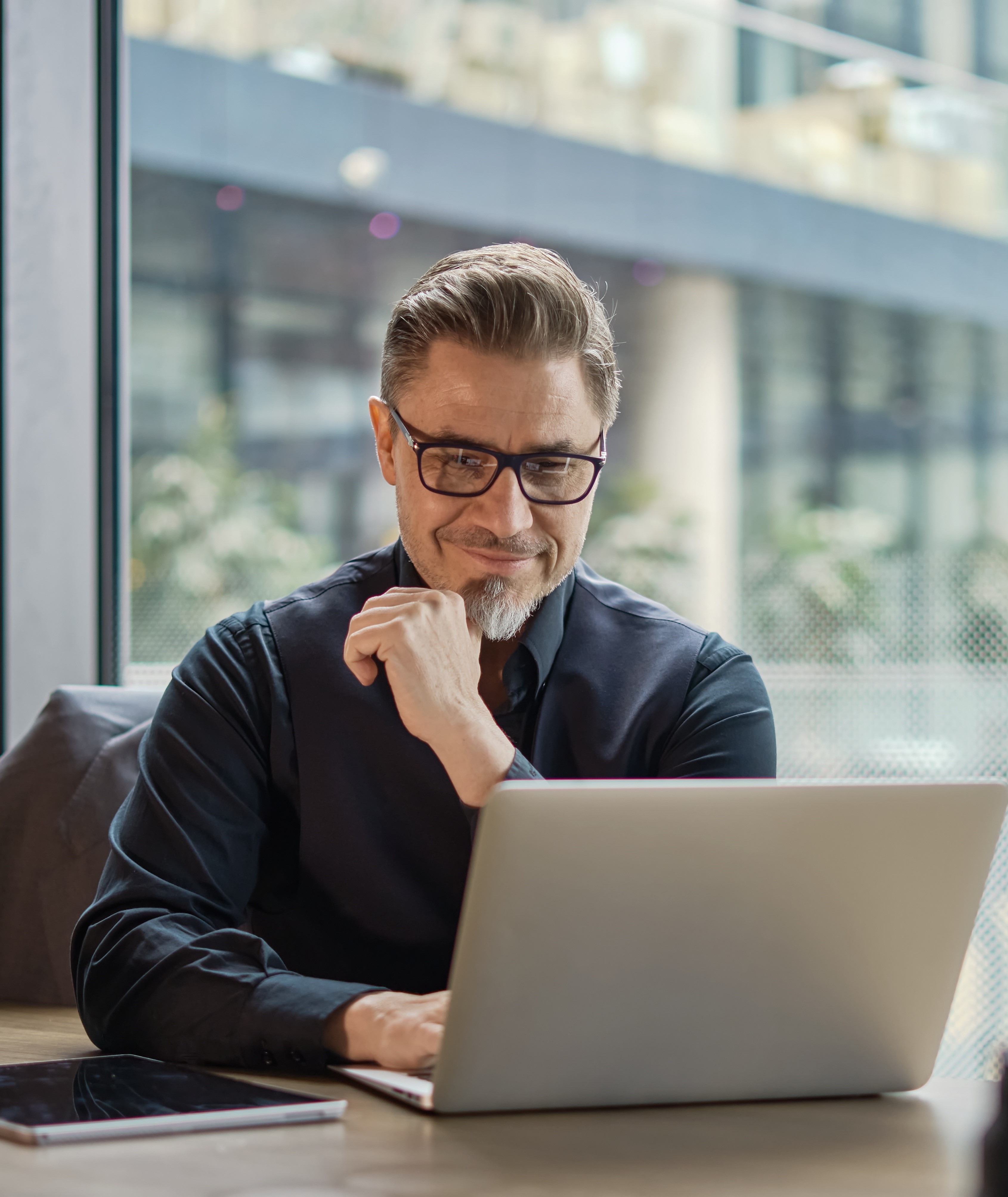 Empresário analisando negócios no laptop
