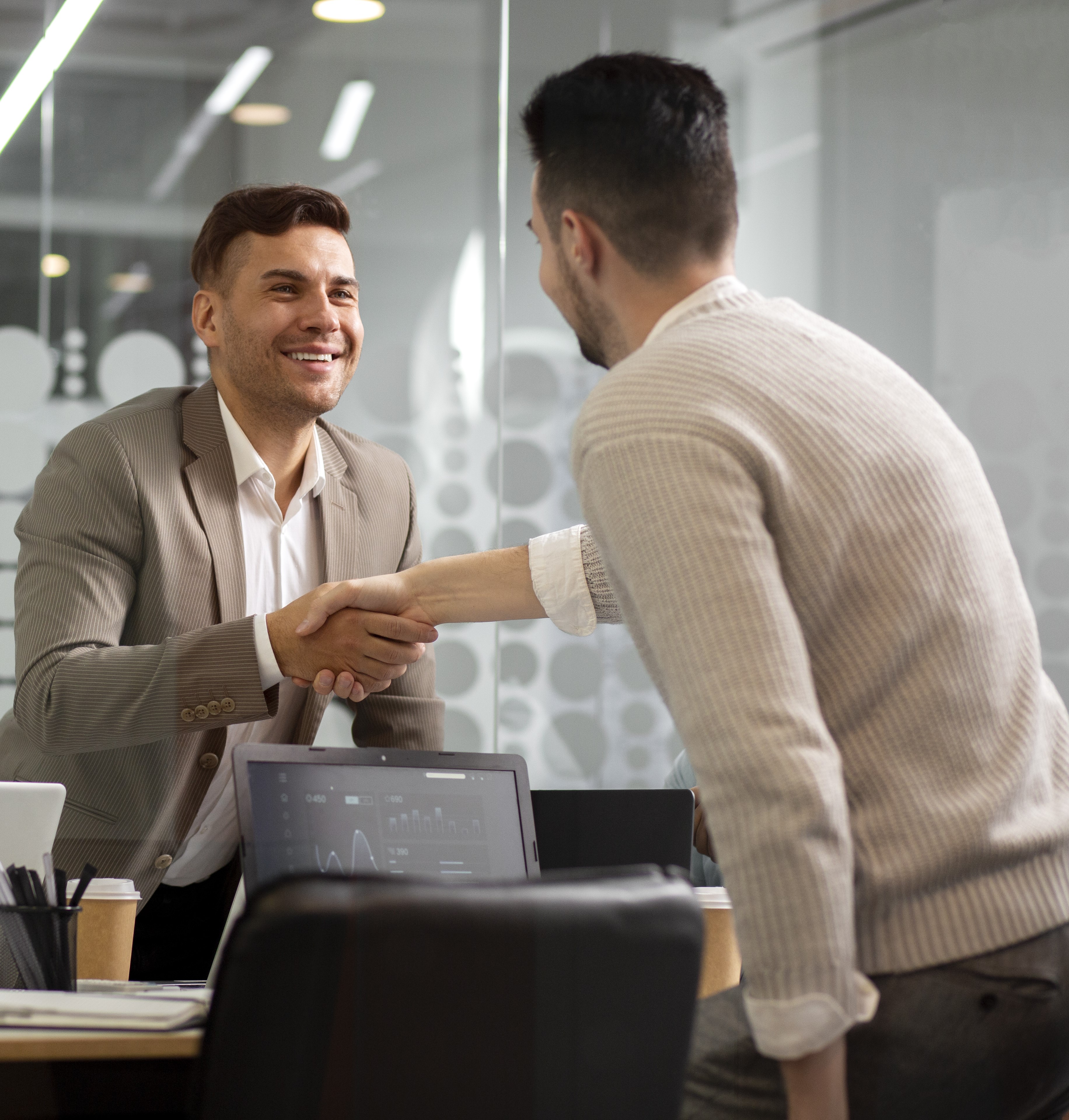 Dois homens de negócios apertando as mãos